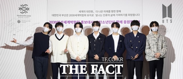 19일 서울 용산구 하이브엔터테인먼트에서 열린 2030 부산세계박람회 홍보대사 위촉식에서 방탄소년단이 응원메시지를 작성 후 기념촬영 하고 있다. 왼쪽부터 RM, 진, 슈가, 제이홉, 지민, 뷔, 정국. /이동률 기자