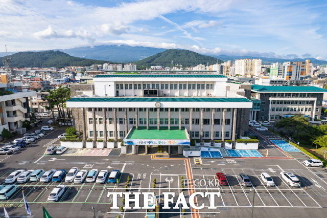 제주도는 도, 행정시, 출자·출연기관 유관기관 등에 적용하는 2023년 제주도 생활임금을 시간당 1만1075원으로 확정한다고 22일 밝혔다./제주도 제공