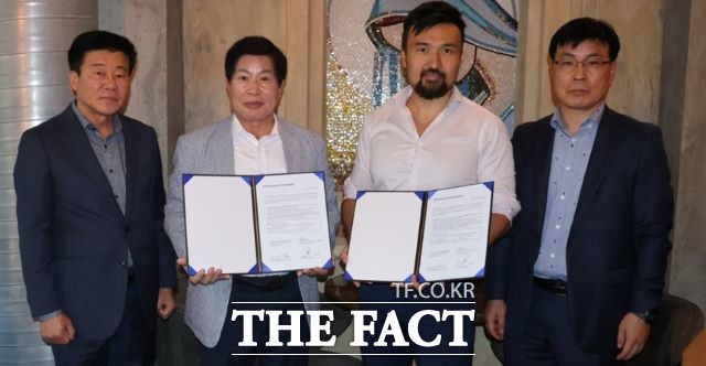 공영민 고흥군수(왼쪽부터 두번째)와 뉴트리션프로(주) 대표 누를란 압둘라실로프(왼쪽부터 세번째)가 고흥산 유자와 생강 등의 가공품 수출협약을 체결했다. /고흥군 제공