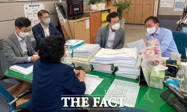 주순선 광양부시장(오른쪽 두번째)이 현안사업에 필요한 국가균형발전 특별회계 전환사업 도비 확보를 위해 전남도 관계자를 만나 사업에 대해 설명하고 있다. /광양시 제공