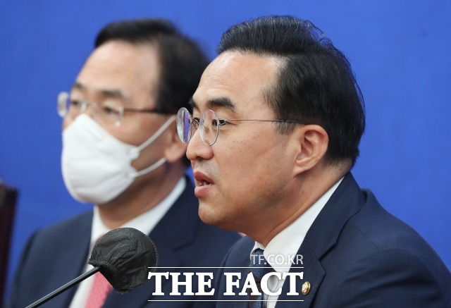 박홍근 더불어민주당 원내대표가 윤석열 대통령의 미국 순방 등 최근 외교 행보를 두고  빈손 외교·비굴 외교에 이어 막말 사고 외교로 국격이 크게 실추됐다고 강하게 비판했다. /이새롬 기자