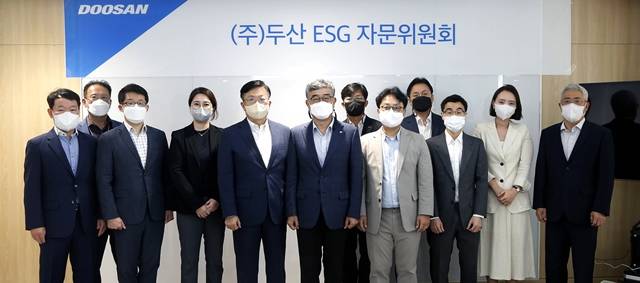 22일 서울 동대문 두산타워에서 열린 제1차 ㈜두산 ESG 자문위원회 참석자들이 기념 촬영을 하고 있다. /두산 제공