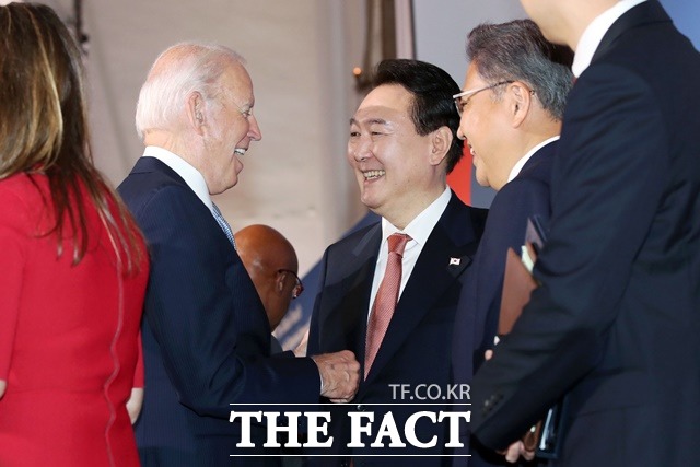 윤석열 대통령이 21일(현지시간) 뉴욕 한 빌딩에서 열린 글로벌펀드 제7차 재정공약회의를 마친 후 조 바이든 미국 대통령과 대화하고 있다. 윤석열 대통령이 회의장을 나오며 이 XX들이 승인 안 해주면이라고 발언한 사실이 알려져 파문이 일고 있다. /뉴욕=뉴시스