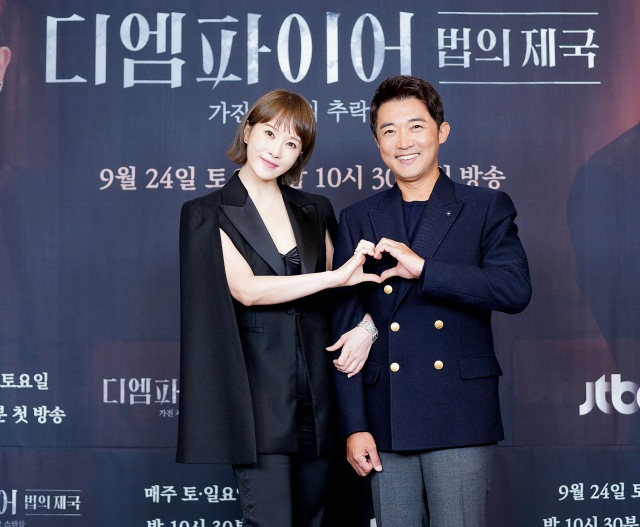 배우 김선아(왼쪽)와 안재욱이 디 엠파이어에서 부부로 호흡을 맞춘다. /JTBC 제공
