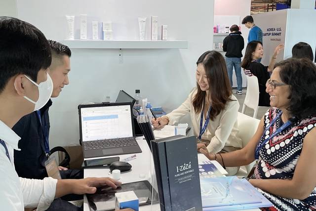 미국 뉴욕에서 열린 롯데·대한민국 브랜드 엑스포에서 스킨케어와 기능성 토너를 출품한 아네시 관계자들이 해외 바이어와 제품을 상담하고 있다. /롯데 제공