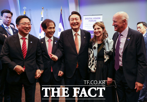 21일 오후 뉴욕대학교가 주최한 디지털 비전 포럼에 참석한 윤석열(가운데) 대통령(왼쪽부터)과 이장우 대전시장, 카이스트 이광형 총장, 뉴욕대학교린다 밀스 수석 부총장, 뉴욕대 앤드류 해밀턴(왼쪽부터) 총장이 기념 촬영을 하고 있다. / 대전시 제공