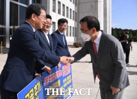  '양곡관리법' 개정 촉구 피켓시위 의원들에 인사하는 주호영 [TF사진관]