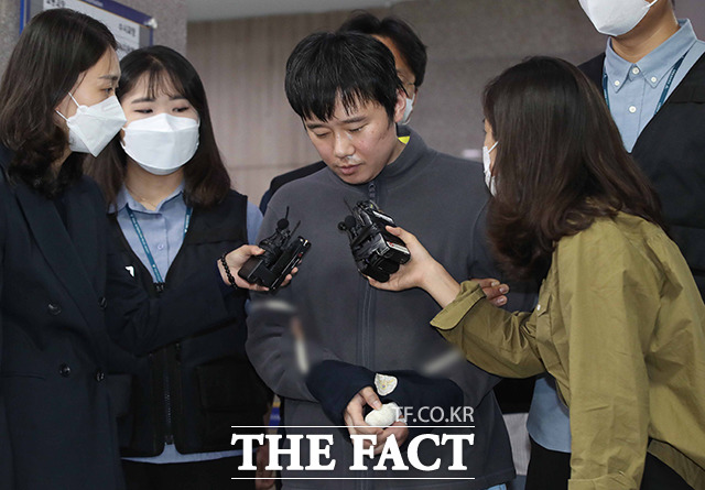 신당역 스토킹 살인사건의 피의자 전주환이 21일 오전 서울 중구 남대문경찰서에서 검찰로 송치되고 있다. /이동률 기자