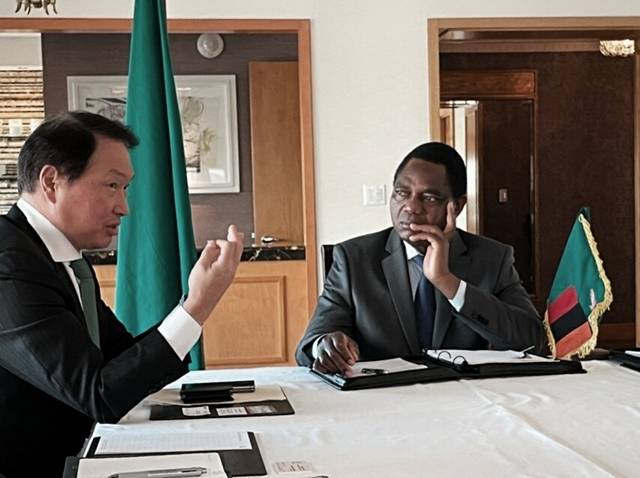 최태원 SK그룹 회장이 지난 20일 미국 뉴욕에서 하카인데 히칠레마 잠비아 대통령과 만나 사업 협력 방안을 논의하고 있다. /SK그룹 제공