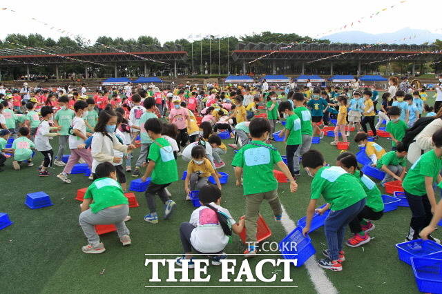 경기 과천 관문체육공원에서 23일 열린 어린이 한마음 체육대회에서 어린이들이 색판 뒤집기 게임을 하고 있다./과천시 제공