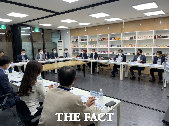 지난 22일 16개 중소기업지원협의회 관계자들이 ‘휴럼’에서 지역중소기업 발전을 위한 열띤 토론을 벌이고 있다. / 서울중기청 제공