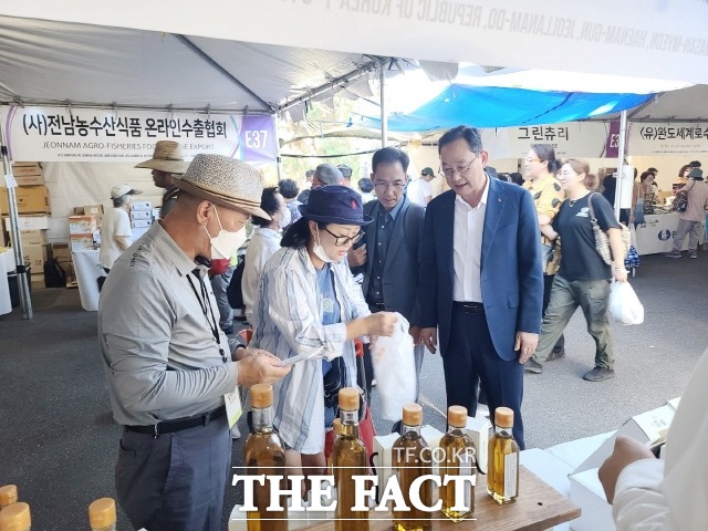 미국을 방문 중인 명 군수 일행이 한인축제 전남농수산물 홍보부스를 찾았다 /해남군 제공