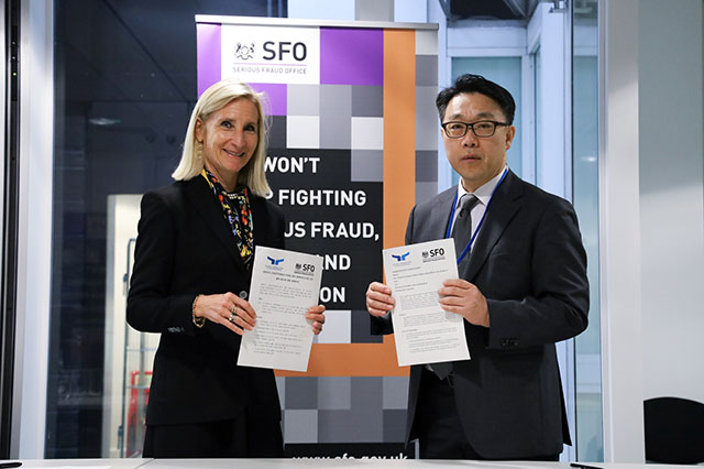 3박5일 일정으로 영국 런던을 방문 중인 김진욱 공수처장(오른쪽)은 22일(현지시간) SFO 청사에서 리사 오소프스키 SFO 청장(왼쪽)을 만나 협력 증진에 대한 양해각서에 서명했다. /공수처 제공