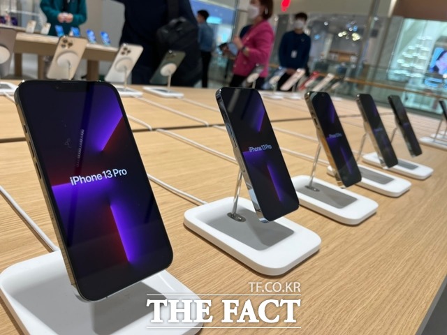 지난해 애플 잠실 매장에 아이폰13 프로맥스 모델이 전시돼 있다. 애플은 아이폰14 시리즈가 정식 출시되는 오는 10월 7일부터 애플스토어를 비롯한 오프라인 매장에서 제품 전시·체험을 지원할 전망이다. /최문정 기자