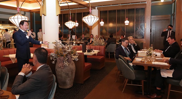 최태원 대한상의 회장이 23일(현지시간) 뉴욕에 있는 한식당 오이지 미에서 열린 한국의 밤 행사에서 만찬사를 통해 부산엑스포와 한식에 대해 설명하고 있다. /대한상의 제공