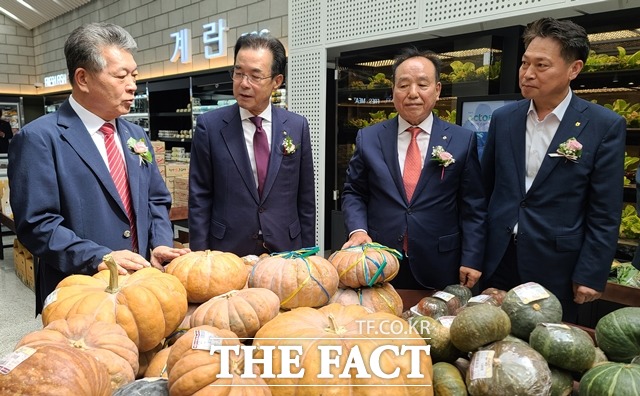 동천안농협 조덕현 조합장과 농협중앙회 이성희 회장, 천안농협 윤노순 조합장이 천안로컬푸드 직매장을 둘러보고 있다. / 천안=김경동 기자