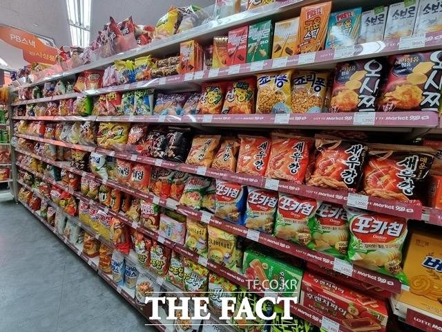 삼양식품이 사또밥, 짱구 뽀빠이 등 과자 제품의 가격을 15.3% 올린다. 사진은 서울의 한 롯데마트 매장에 진열된 과자 제품. /이선영 기자