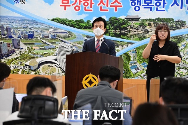 조규일 진주시장이 부울경 행정통합과 관련해 기자회견을 하고 있다./진주시 제공