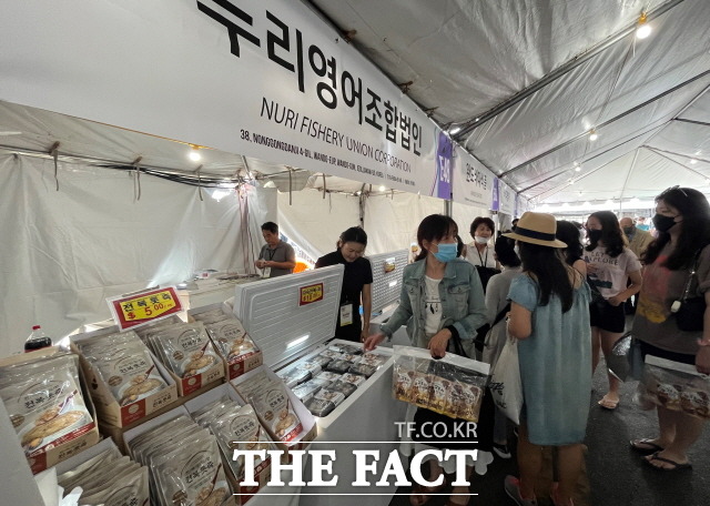 완도군이 미국 LA 한인 축제에서 특산품 판촉전을 열었다. 문전성시를 이룬 완도 홍보관 앞./완도군 제공