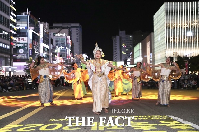 천안흥타령춤축제 2022 거리퍼레이드에 참여한 태국 공연단 모습. / 천안시 제공