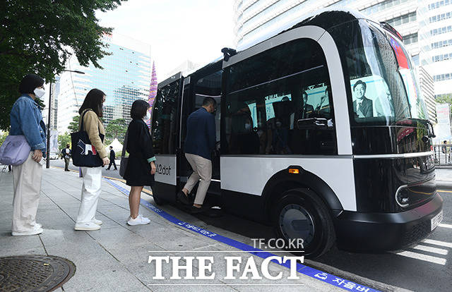 정식 운행 준비 중인 청계천로 자율주행 셔틀버스가 26일 오전 서울 중구 청계광장에서 공개되고 있다. /이동률 기자