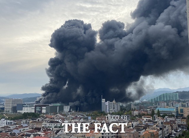 대전 유성구 용산동 현대프리미엄아울렛 상공이 화재로 인한 연기로 뒤덮여 있다. / 독자 제공.