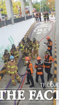 화재가 발생한 지하 주차장으로 진입하는 소방대원들 / 대전=최영규 기자