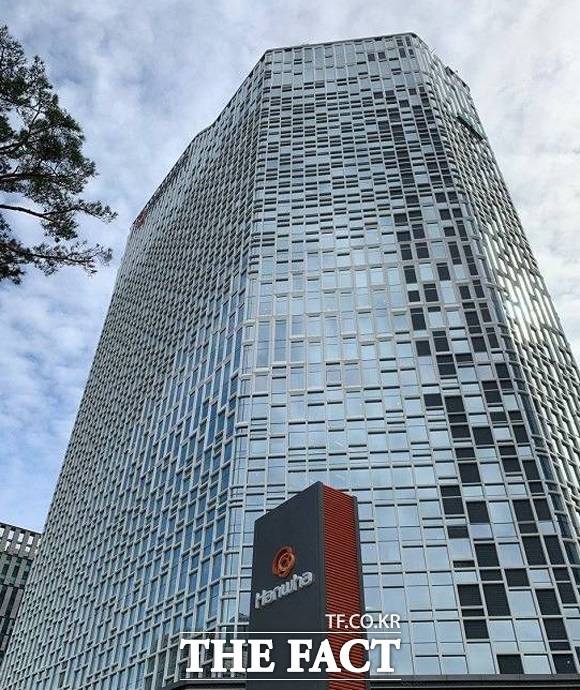 한화솔루션은 지난 23일 임시 이사회를 열어 갤러리아 부문 인적 분할과 첨단소재 부문의 자동차 경량 소재, EVA(에틸렌 비닐 아세테이트) 시트 사업을 물적 분할하기로 결의했다. /더팩트 DB