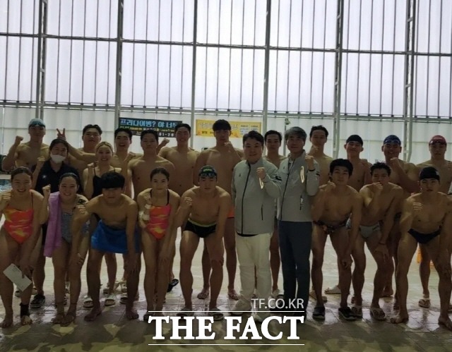 이 회장은 지난 24일 광주수영연맹 김도형 상임부회장과 박창용 전무이사 등과 함께 남부대시립국제수영장을 방문해 경영, 다이빙, 수구 등 훈련 중인 광주시 대표선수 30여명을 만나 격려한 뒤 금일봉을 전달했다./광주수영연맹 제공