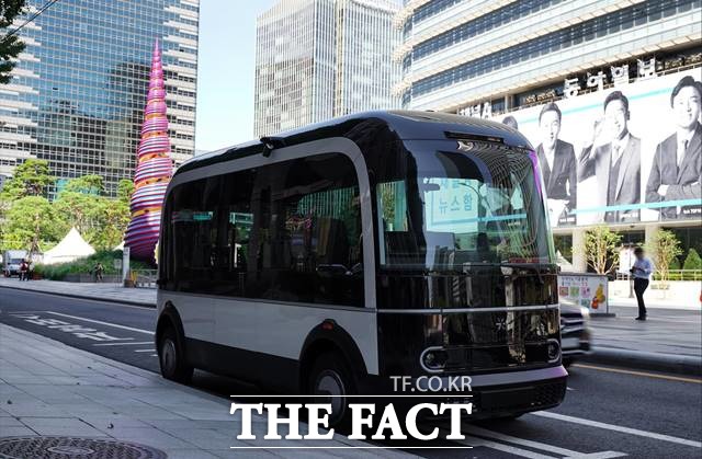 10월부터 청계천에서 자율주행 전용버스가 시민들을 태우고 달린다. 운행 예정 버스 모습. /서울시 제공