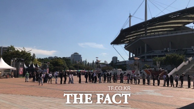 끝이 보이지 않을 정도로 많은 팬이 줄을 섰다. /이상빈 기자