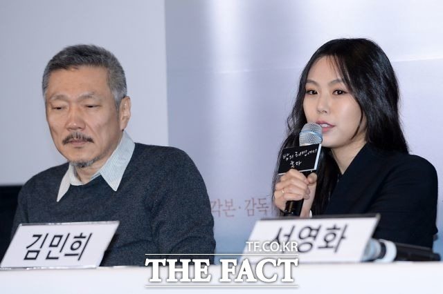 홍상수 감독(왼쪽)과 배우 김민희가 2017년 3월 영화 밤의 해변에서 혼자 언론시사회에 참석해 두 사람의 연인 관계를 인정했다. /더팩트 DB
