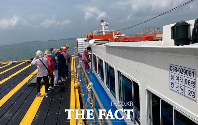 남당항과 죽도항을 오가는 여객선은 200여 명이 동시에 승선할 수 있는 여객선으로 대체 투입을 계획하고 있다. / 홍성군 제공