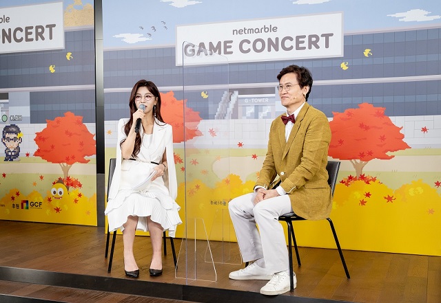 제14회 넷마블 게임콘서트에서 김수현 아나운서(좌)와 김명주 교수가 대화를 나누고 있다. /넷마블 제공