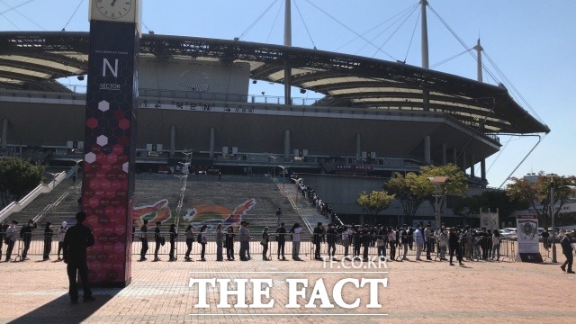 카메룬 전 킥오프 7시간 전부터 이미 도착해 줄 서 있는 축구 팬들. /이상빈 기자