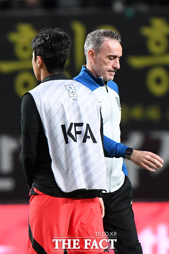 경기 종료 후 이동하는 이강인(왼쪽)과 파울루 벤투 감독.