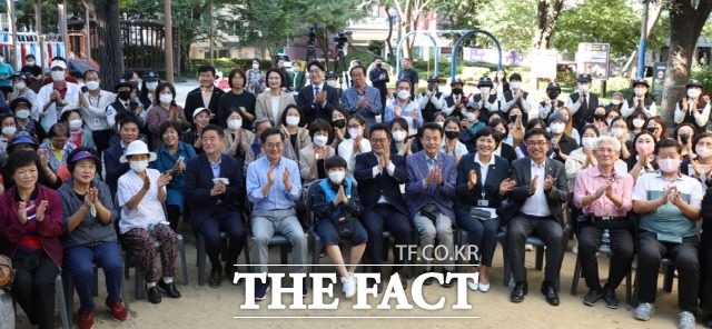 김동연 지사(왼쪽에서 5번째)가 27일 안양시 만안구 안양4동 밤동산 공원에서 첫 번째 맞손 토크를 진행한 후 시민들과 기념촬영을 하고 있다. /경기도 제공