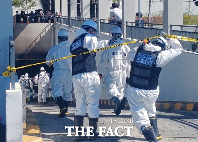 대전경찰청 안전전문수사팀이 합동감식을 위해 화재가 발생한 대전 현대아울렛프리미엄 지하주차장으로 들어가고 있다. / 더팩트 DB