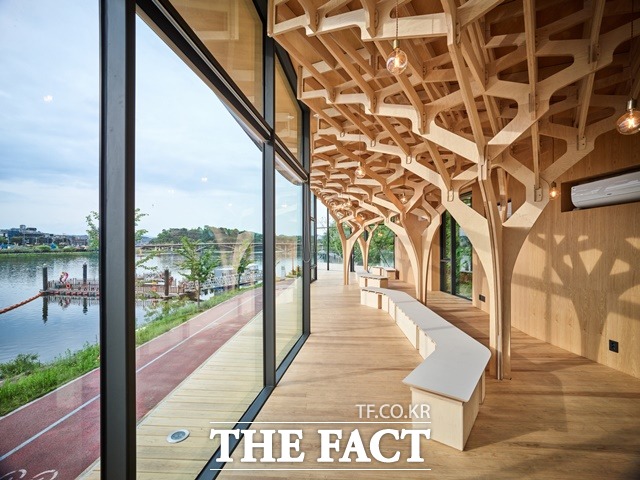 2022년 대한민국목조건축대전 대상작인 ‘물빛나루쉼터’ 내부 모습/진주시 제공