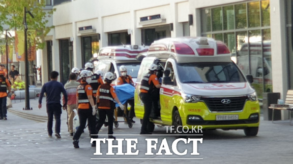 대전 현대아울렛 화재 사고 실종자 4명 중 1명이 구급차에 옮겨지고 있다. / 대전= 최영규 기자