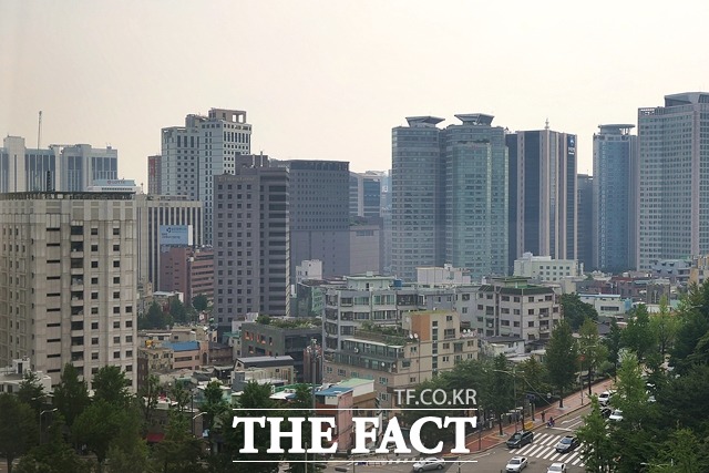 지난 2017년부터 올해 7월 말까지 금감원에 접수된 금융사 관련 민원은 37만8625건으로 집계됐다. /더팩트 DB