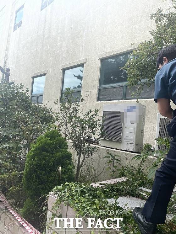 27일 오전 11시 10분쯤 부산 영도구 동삼동에 있는 한 수련관 내 10m 높이의 환기구 철재 받침대 위에서 에어컨 실외기 철거 작업을 하던 50대 A 씨가 추락했다./부산영도경찰서 제공.