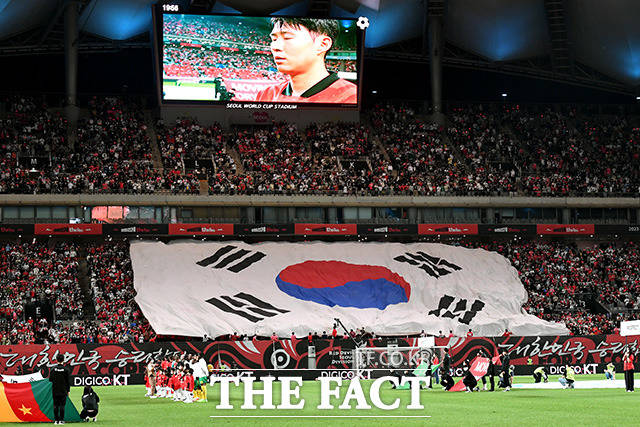 서울월드컵경기장에서 열린 카메룬과 대한민국 대표팀의 평가전. 태극기 등장과 함께 울리는 애국가.