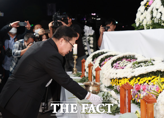 해외출장 일정을 중단하고 급거 귀국한 이장우 대전시장과 이상래 대전시의회의장이 27일 저녁 대전현대아울렛 화재 현장을 찾았다. / 대전시 제공