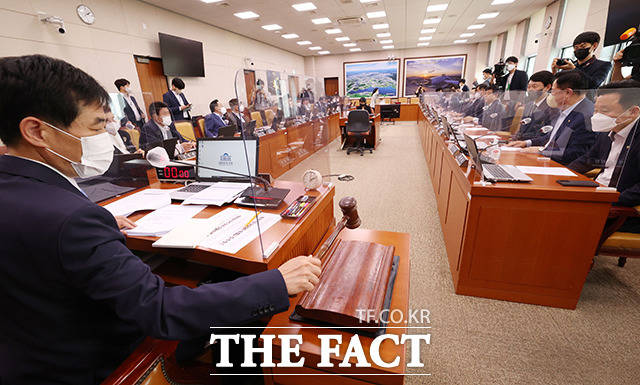 김민기 국토교통위원장이 28일 오후 서울 여의도 국회에서 열린 전체회의에서 의사봉을 두드리고 있다. /국회=남윤호 기자