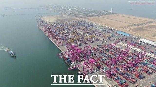 대한상의 경기전망지수 조사 결과 반도체, IT전자, 철강, 화학 등 주요 기업들이 5분기 연속으로 경기 상황을 부정적으로 인지하고 있다고 밝혔다. 사진은 부산신항 전경. /더팩트 DB