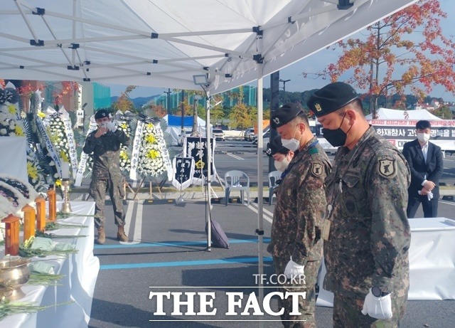 육군 32사단 유성대대 김건우 대대장(가운데)와 장교들이 대전 유성구 용산동 현대아울렛 화재사고 현장에 차려진 희생자 합동분향소에 묵념하고 있다. / 대전=라안일 기자