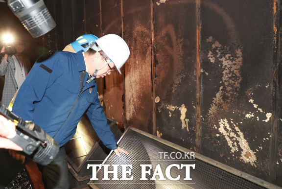 이장우 대전시장이 27일 대전현대아울렛 화재현장을 둘러보고 있다. / 대전시 제공