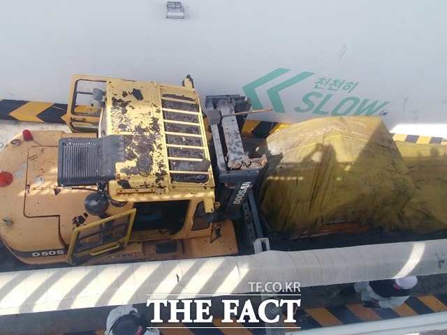 28일 대전 현대프리미엄아울렛 주차장 통로에서 지게차가 최초 발화지점으로 추정된 1t트럭을 끌어올리다 멈춰 있다. / 대전=라안일 기자