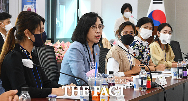 김현숙 여성가족부 장관(왼쪽에서 두 번째)이 29일 오후 서울 종로구 정부서울청사에서 열린 다문화가족 참여회의에 참석해 모두발언을 하고 있다. /이동률 기자
